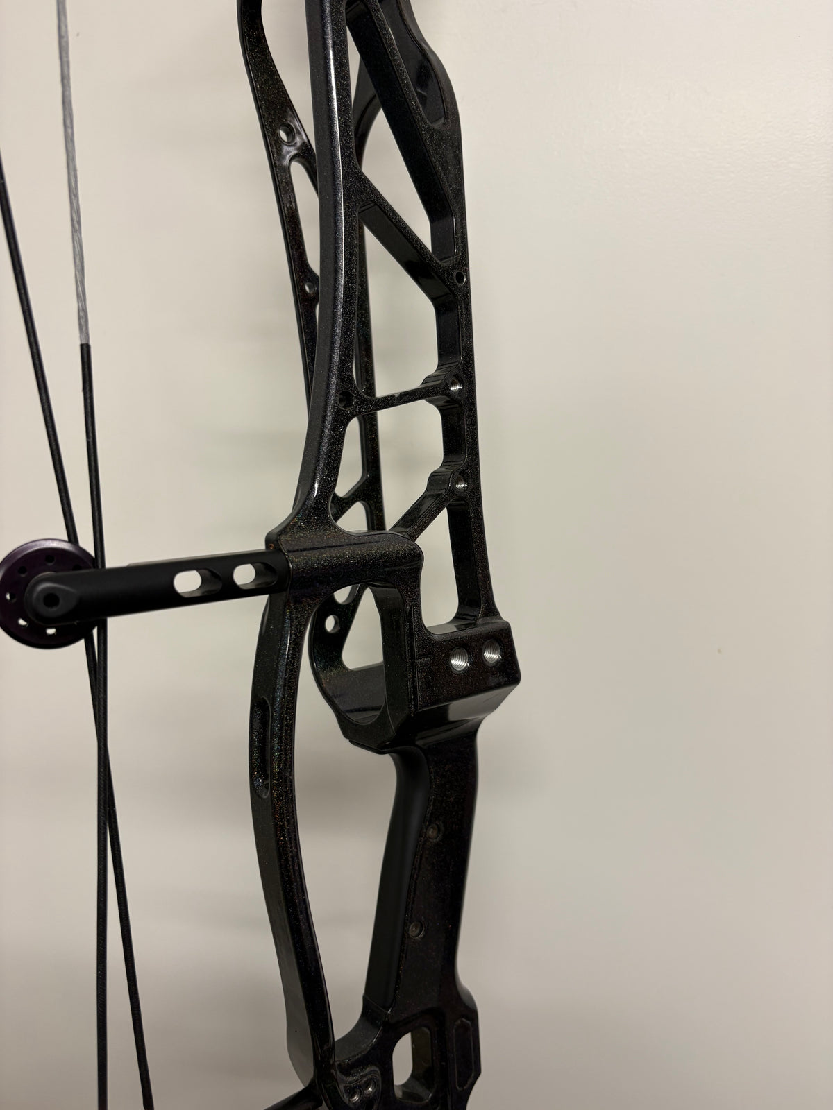 Hoyt Concept X 40 Compound Bow RH Skeeter 50-60 lbs White Limbs - Used (1.1)