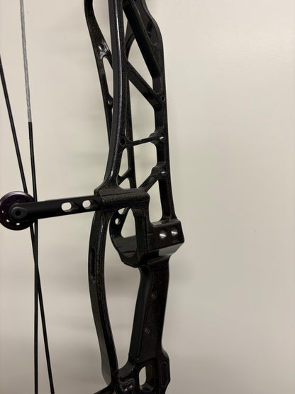 Hoyt Concept X 40 Compound Bow RH Skeeter 50-60 lbs White Limbs - Used (1.1)