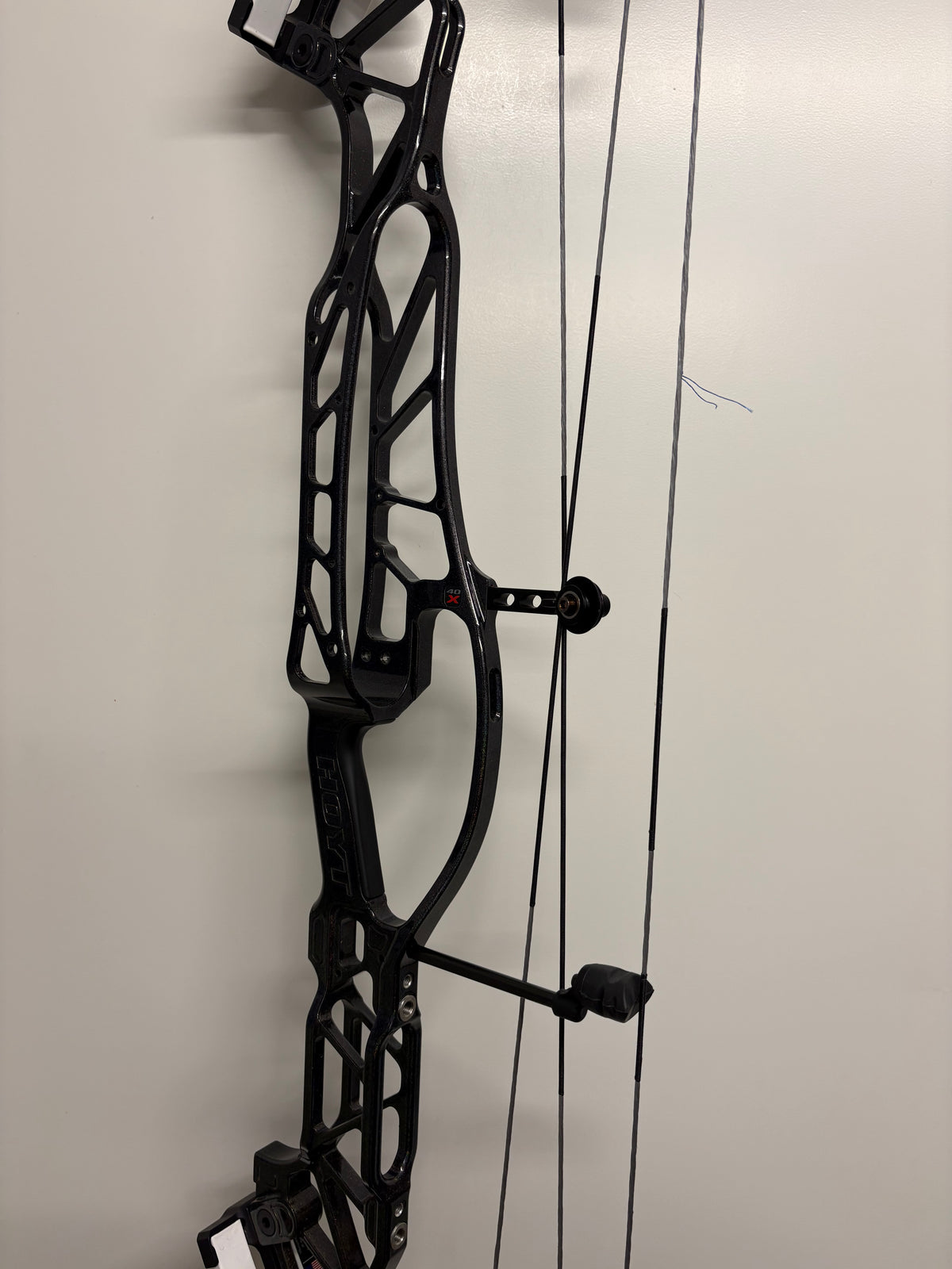 Hoyt Concept X 40 Compound Bow RH Skeeter 50-60 lbs White Limbs - Used (1.1)