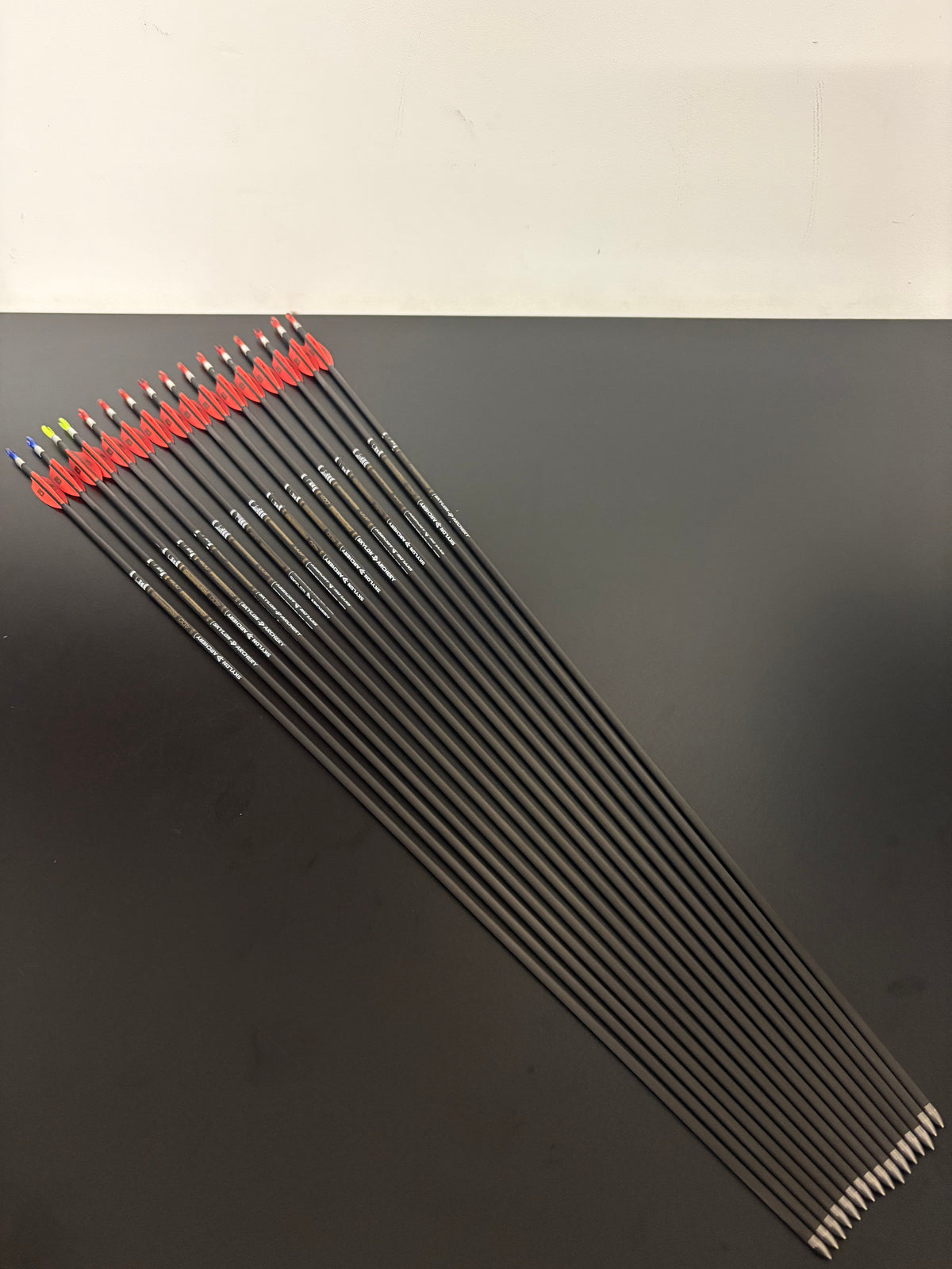 Skylon Preminens ID3.2 Carbon Arrow Set 16 pcs / Spine 400 / 30.75 inch Incl. Tungsten Points - Used