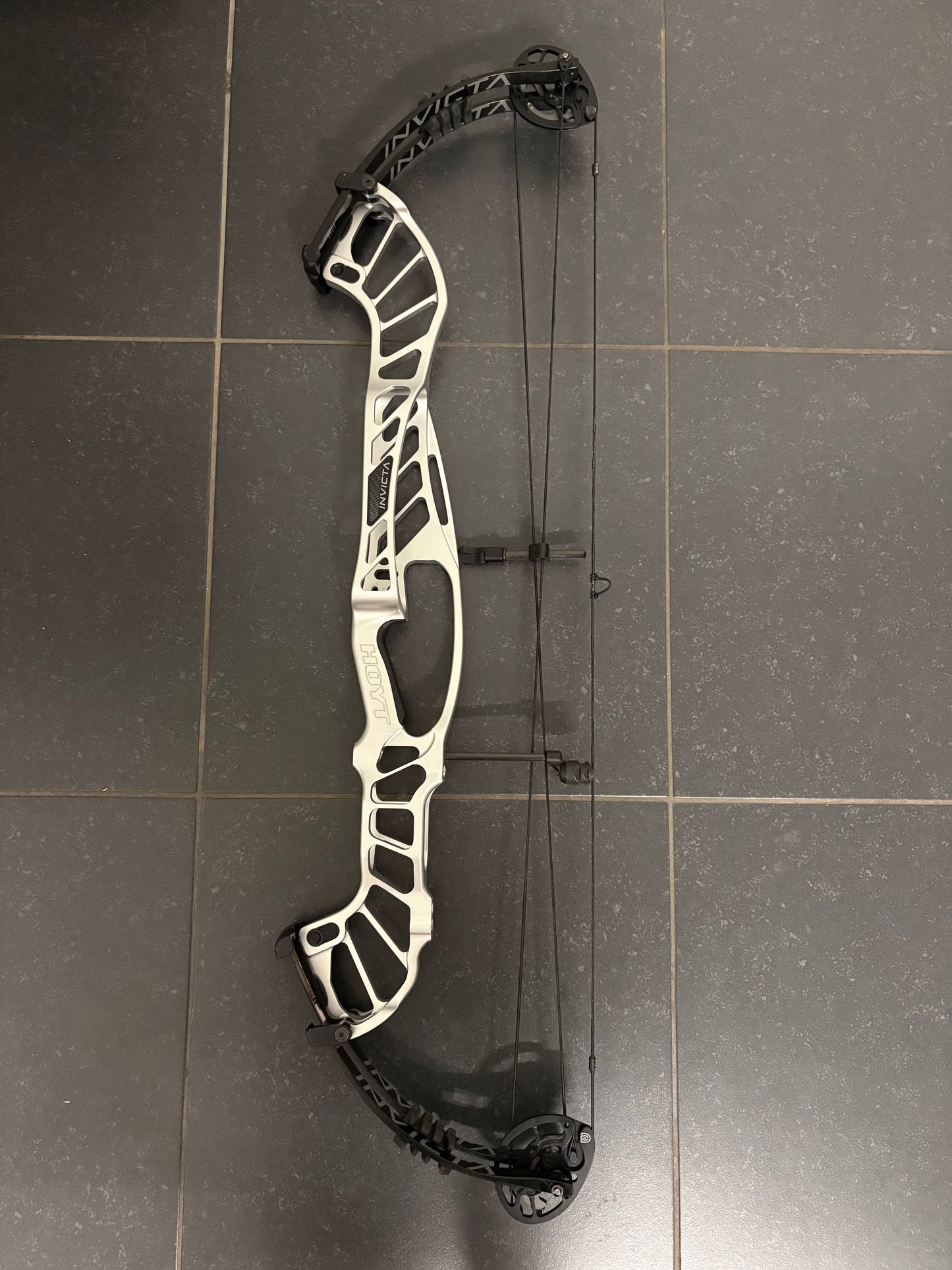 Hoyt Invicta 40 Compound Bow RH Silver DCX #2 40-50 lbs - Used