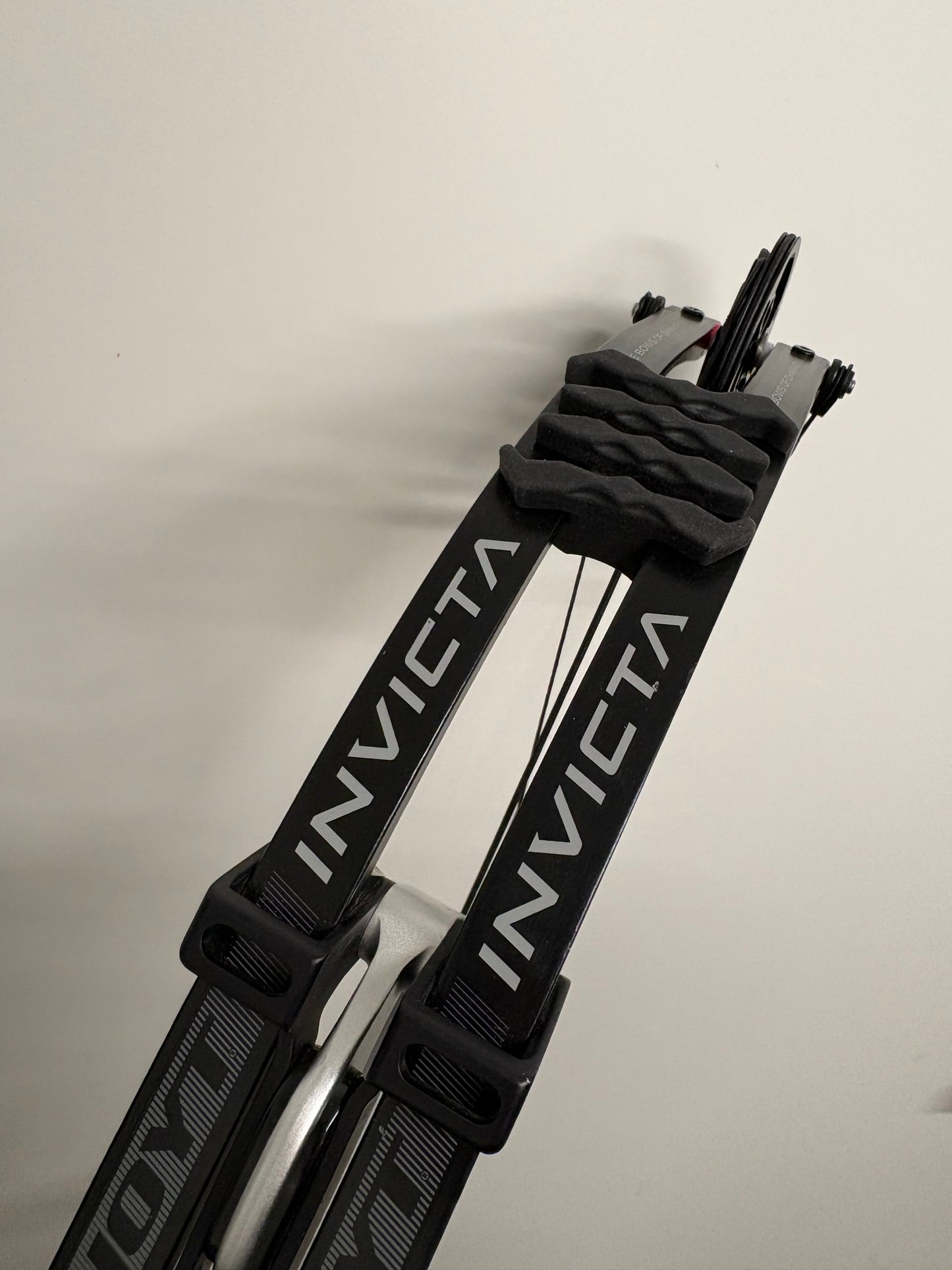 Hoyt Invicta 40 Compound Bow RH Silver DCX #2 40-50 lbs - Used