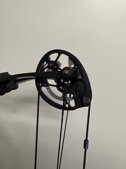 Hoyt Invicta 40 Compound Bow RH Silver DCX #2 40-50 lbs - Used