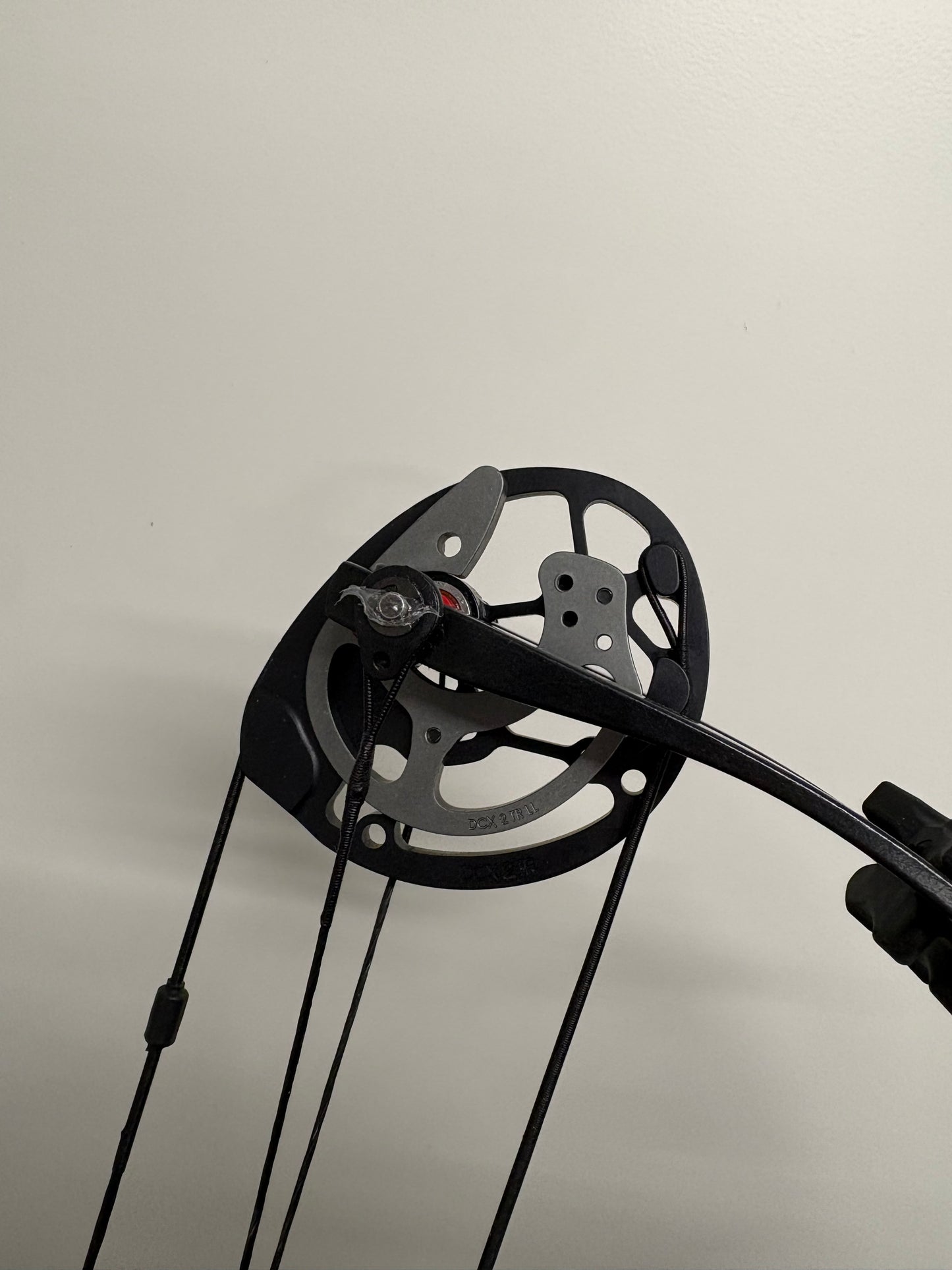 Hoyt Invicta 40 Compound Bow RH Silver DCX #2 40-50 lbs - Used