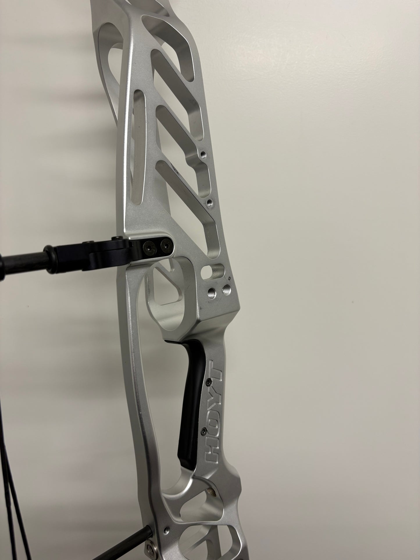 Hoyt Invicta 40 Compound Bow RH Silver DCX #2 40-50 lbs - Used