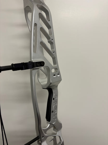 Hoyt Invicta 40 Compound Bow RH Silver DCX #2 40-50 lbs - Used