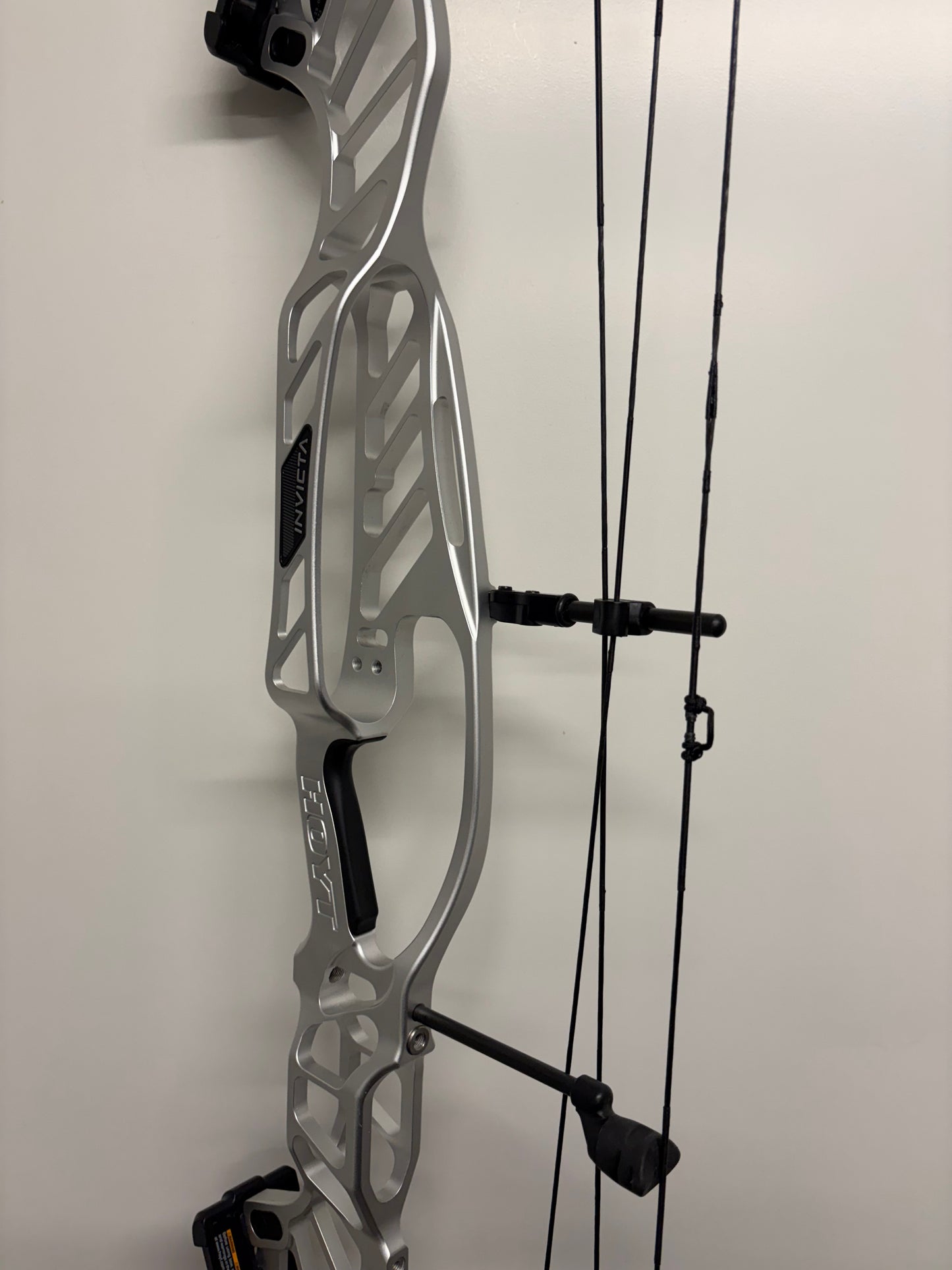 Hoyt Invicta 40 Compound Bow RH Silver DCX #2 40-50 lbs - Used