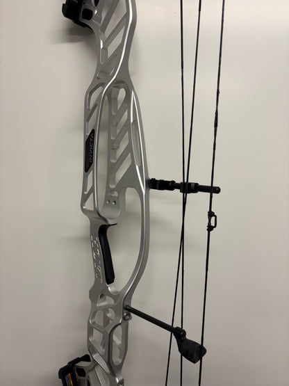 Hoyt Invicta 40 Compound Bow RH Silver DCX #2 40-50 lbs - Used