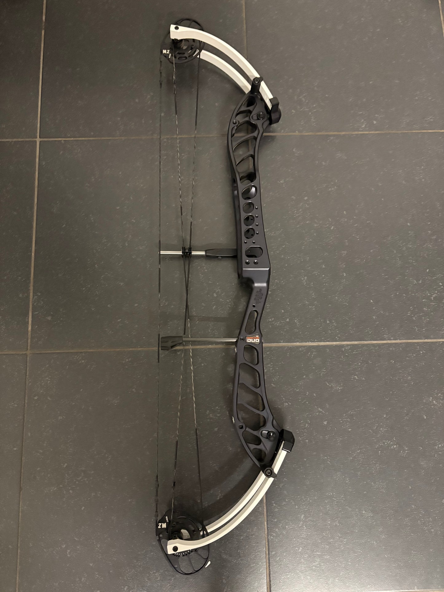 PSE Dominator Duo 38 M2 Compound Bow LH/RH Black 50-60 lbs - Show Model