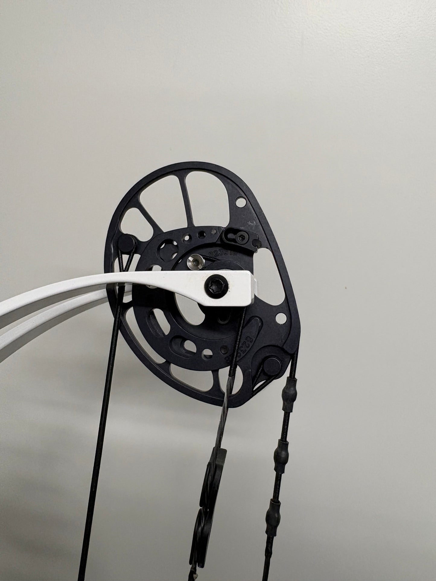 PSE Dominator Duo 38 M2 Compound Bow LH/RH Black 50-60 lbs - Show Model