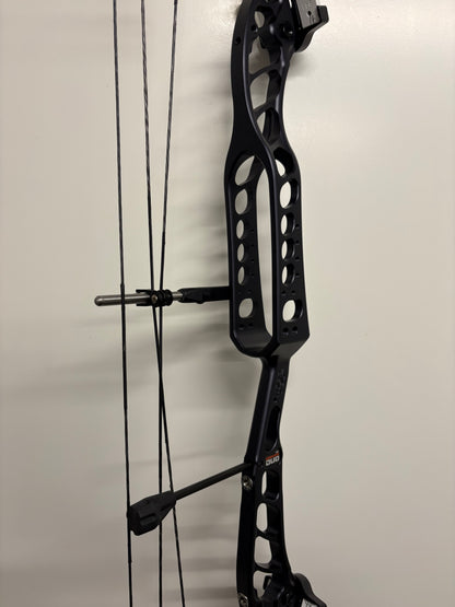 PSE Dominator Duo 38 M2 Compound Bow LH/RH Black 50-60 lbs - Show Model