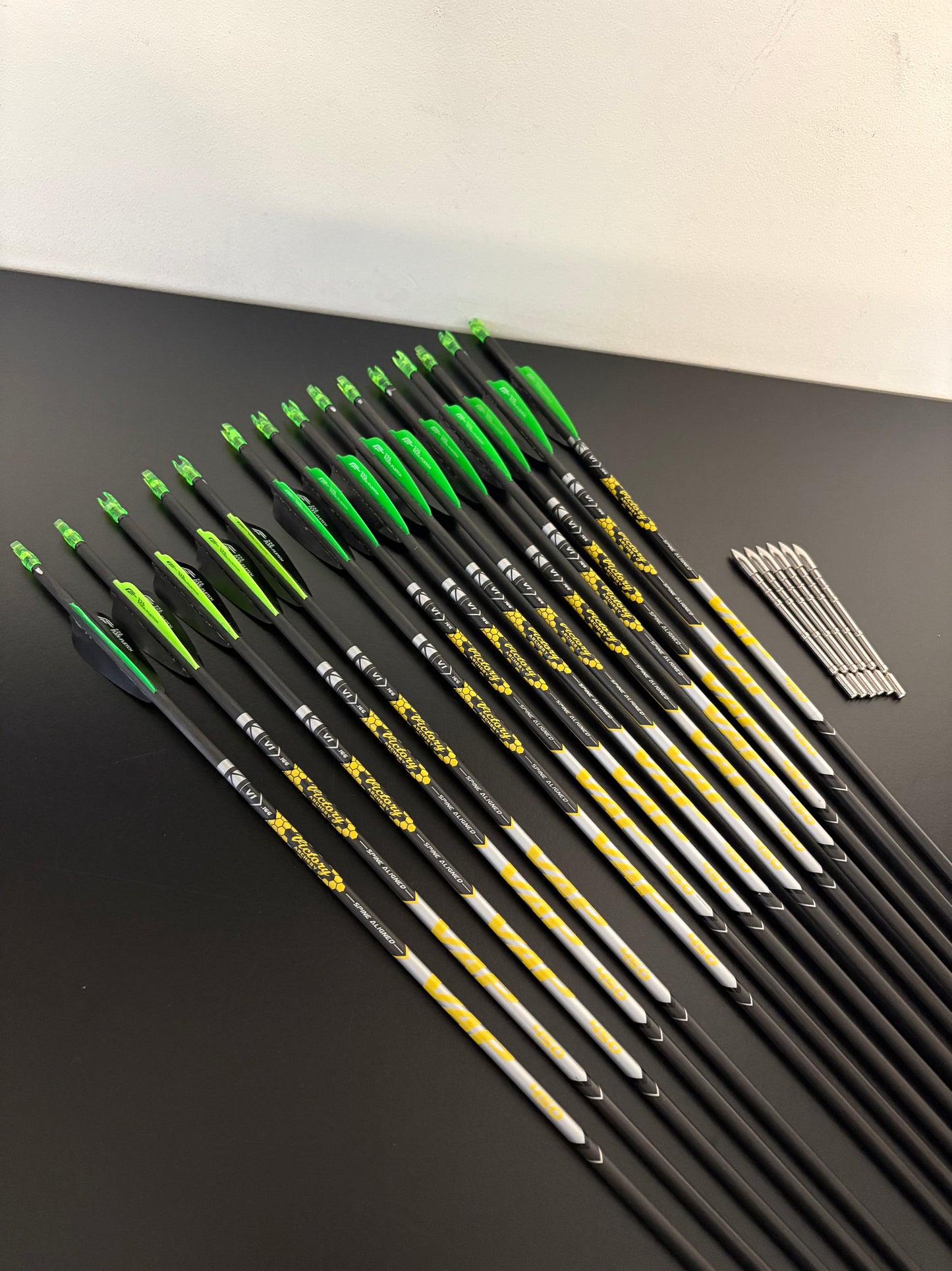 Victory VAP 166 V1 Carbon Arrows 15 pcs / Spine 450 / 28 inch - Used