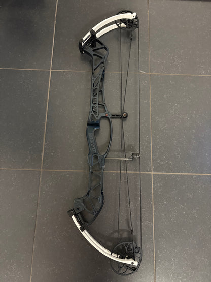Hoyt Concept X 40 Compound Bow RH Blue on Black 50-60 lbs White Limbs - Show Model