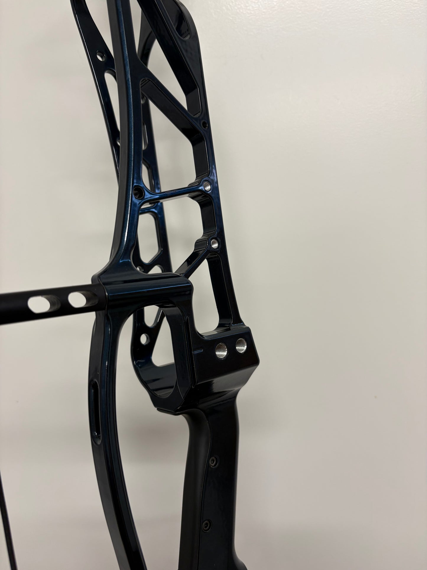 Hoyt Concept X 40 Compound Bow RH Blue on Black 50-60 lbs White Limbs - Show Model