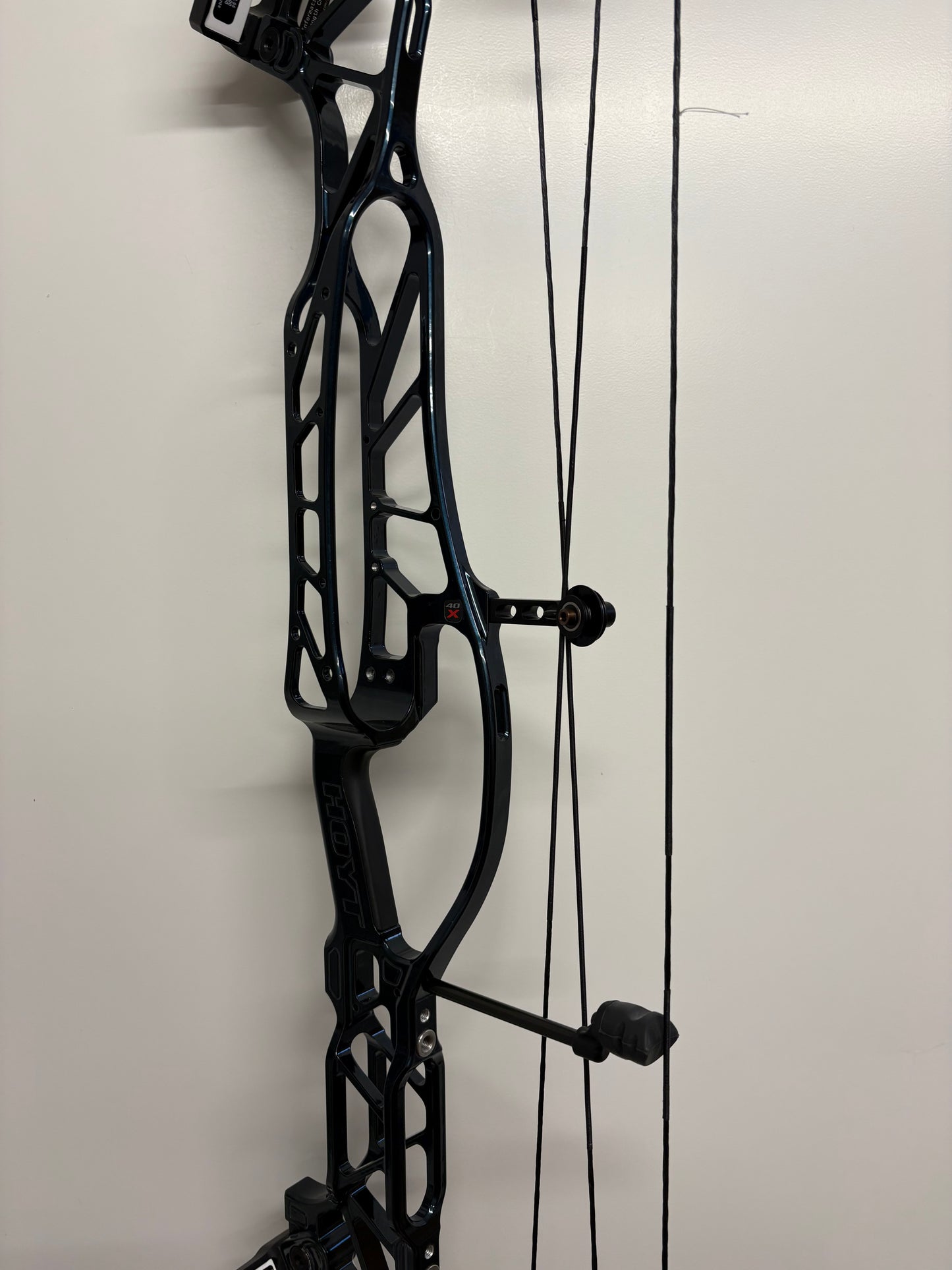 Hoyt Concept X 40 Compound Bow RH Blue on Black 50-60 lbs White Limbs - Show Model