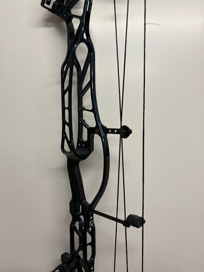 Hoyt Concept X 40 Compound Bow RH Blue on Black 50-60 lbs White Limbs - Show Model