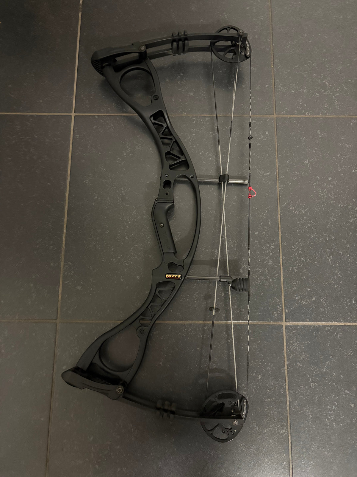 Hoyt Charger Compound Bow RH Black Out 30-40 lbs - Used (1.1)