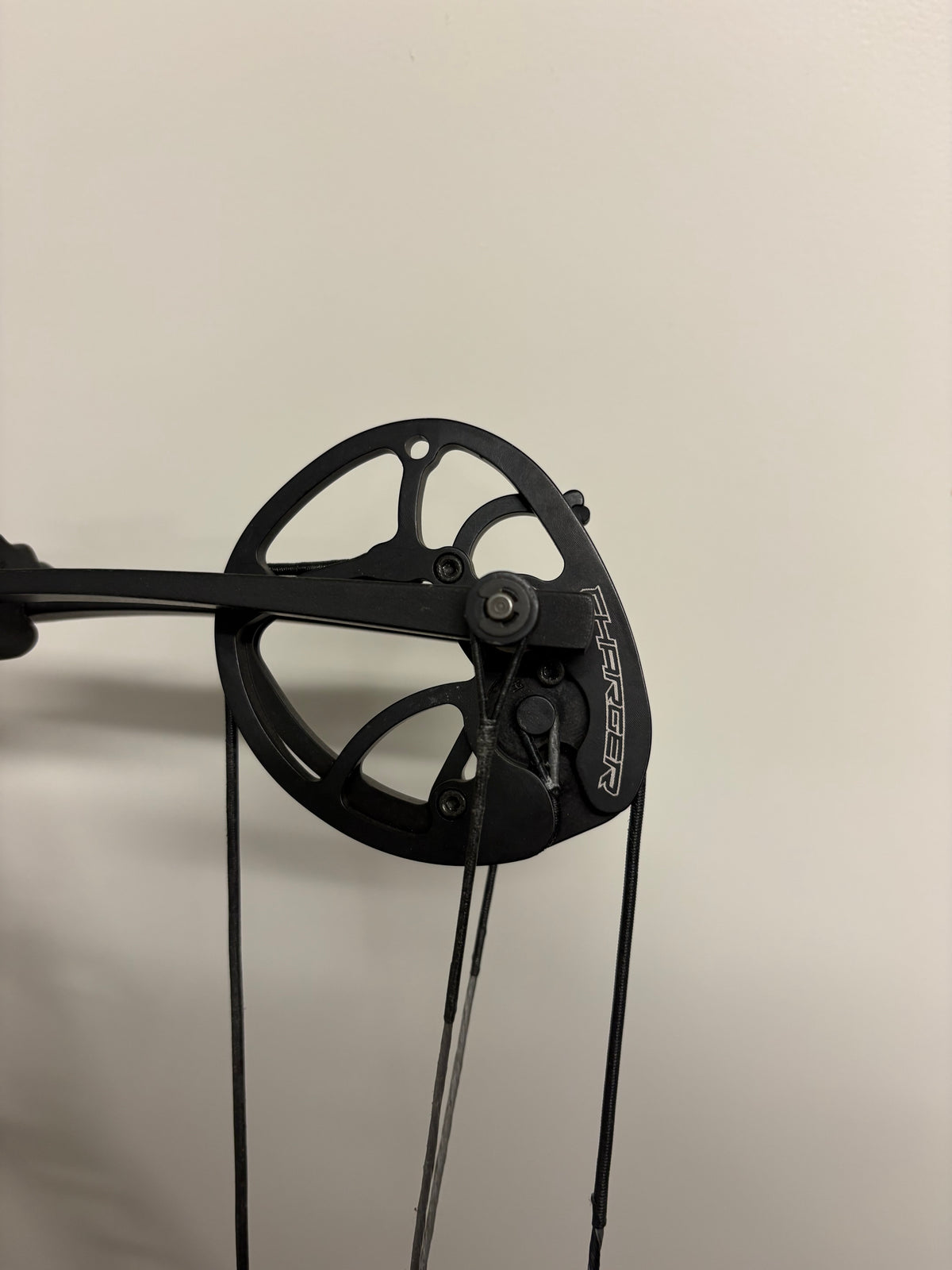 Hoyt Charger Compound Bow RH Black Out 30-40 lbs - Used (1.1)