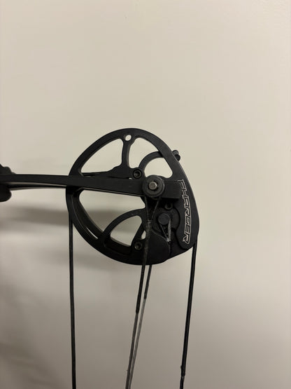 Hoyt Charger Compound Bow RH Black Out 30-40 lbs - Used (1.1)
