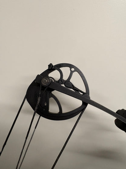 Hoyt Charger Compound Bow RH Black Out 30-40 lbs - Used (1.1)