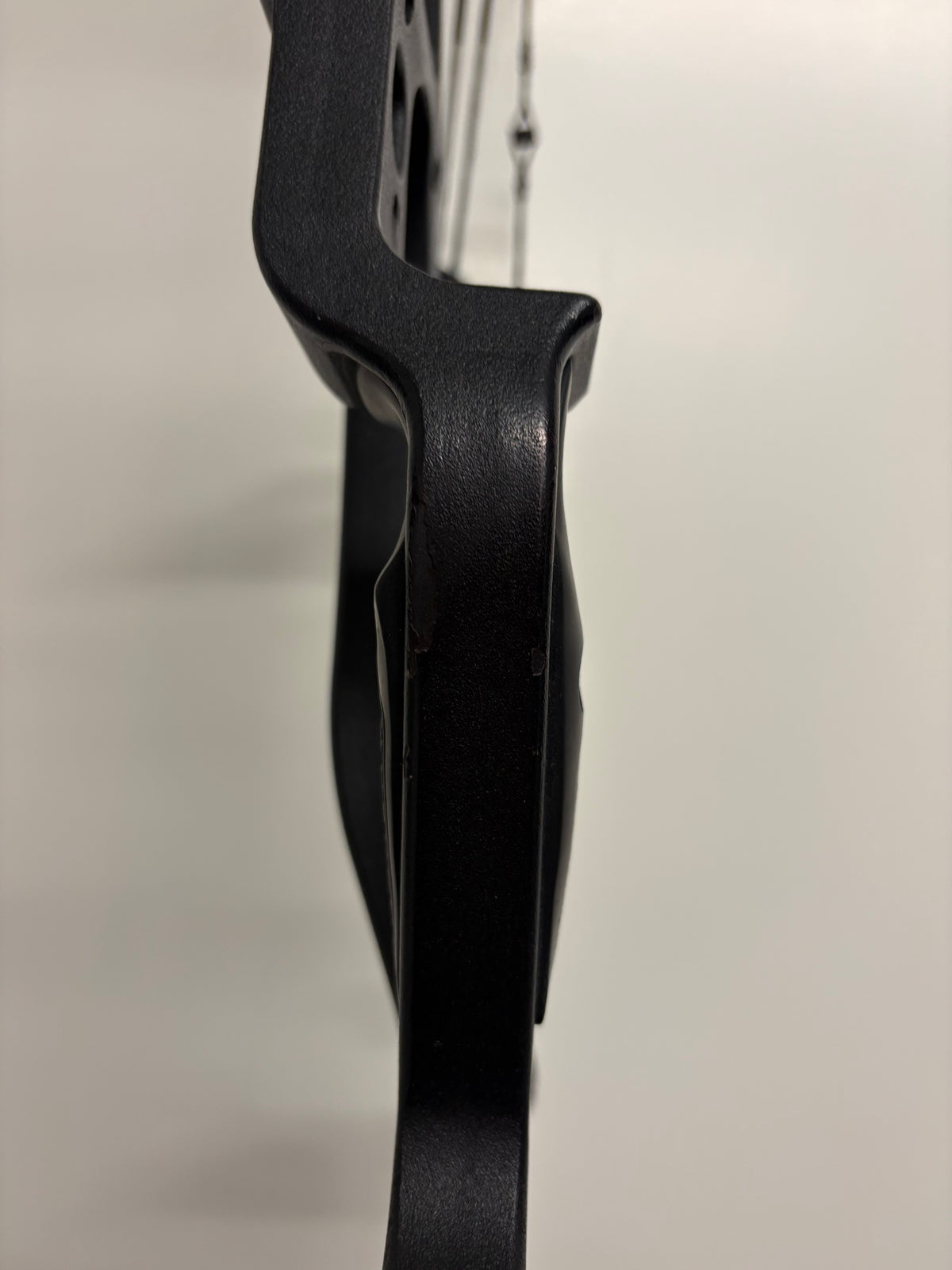 Hoyt Charger Compound Bow RH Black Out 30-40 lbs - Used (1.1)