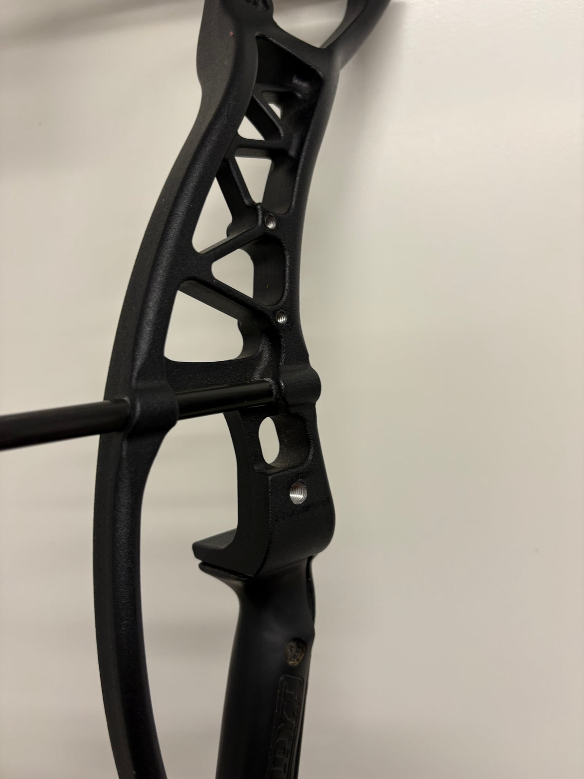 Hoyt Charger Compound Bow RH Black Out 30-40 lbs - Used (1.1)