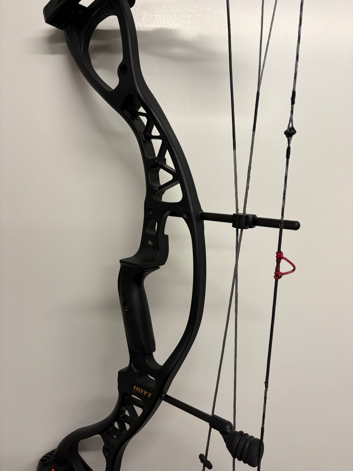 Hoyt Charger Compound Bow RH Black Out 30-40 lbs - Used (1.1)
