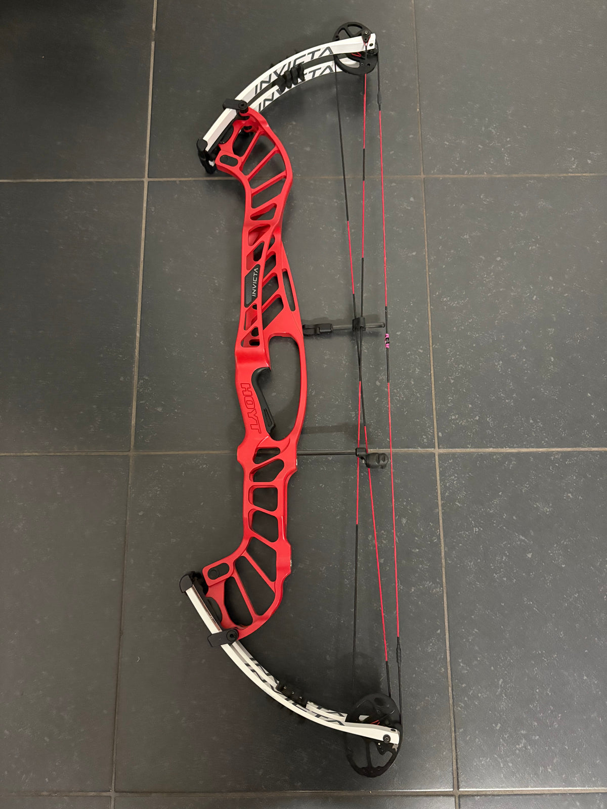 Hoyt Invicta 40 Compound Bow RH Red SVX #3 50-60 lbs - Used (#1.1)