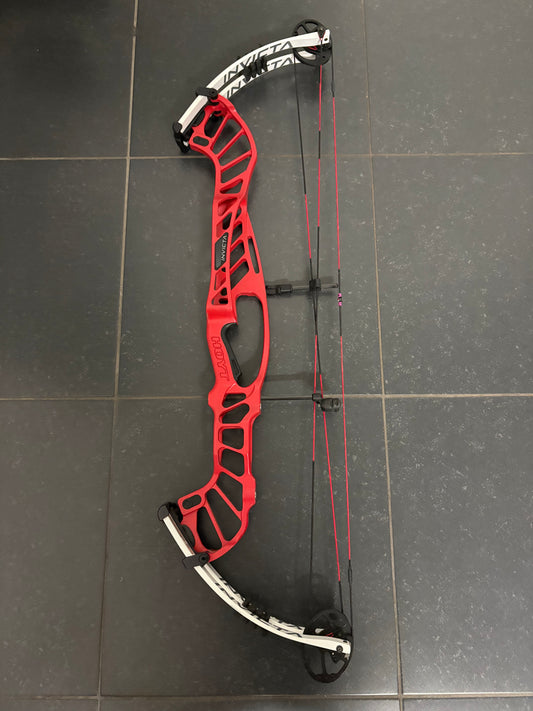 Hoyt Invicta 40 Compound Bow RH Red SVX #3 50-60 lbs - Used (#1.1)