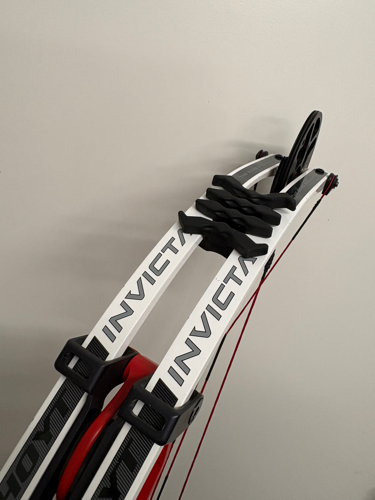 Hoyt Invicta 40 Compound Bow RH Red SVX #3 50-60 lbs - Used (#1.1)