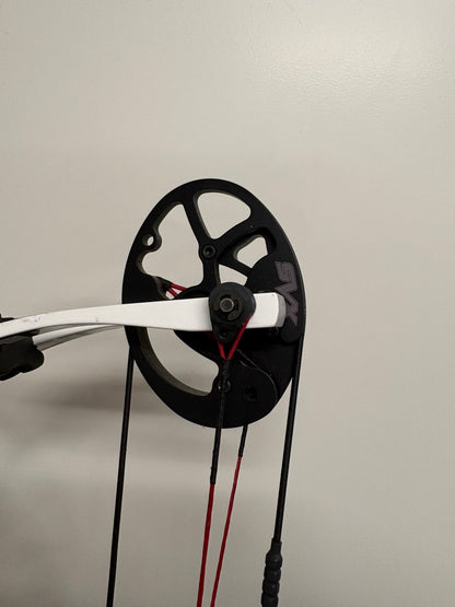 Hoyt Invicta 40 Compound Bow RH Red SVX #3 50-60 lbs - Used (#1.1)