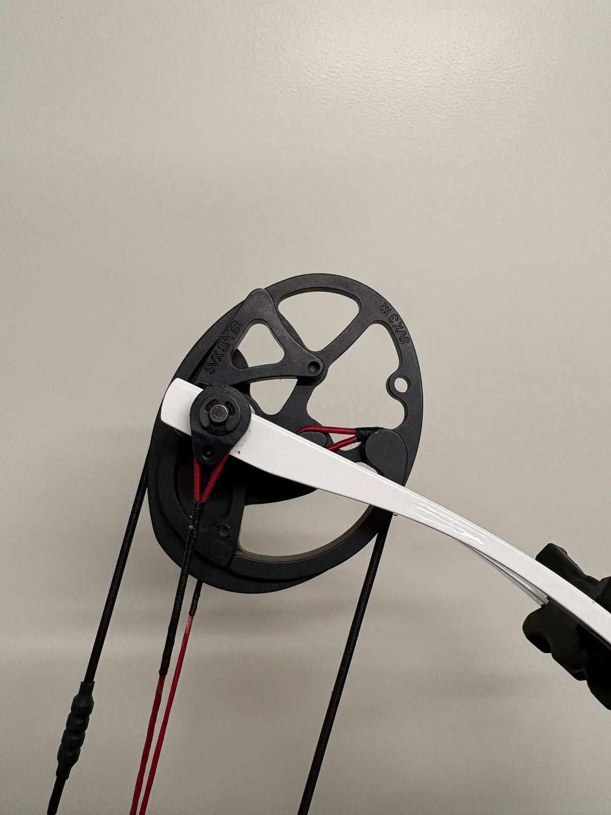 Hoyt Invicta 40 Compound Bow RH Red SVX #3 50-60 lbs - Used (#1.1)