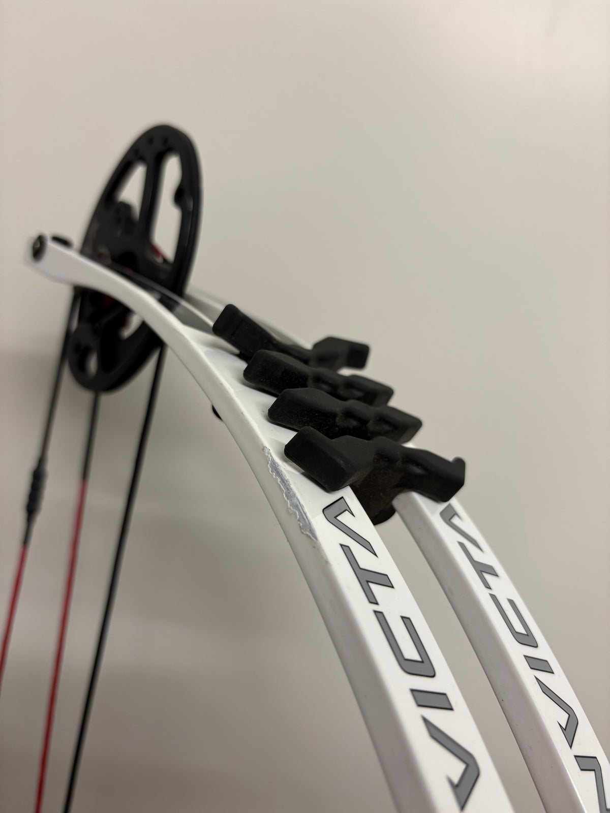 Hoyt Invicta 40 Compound Bow RH Red SVX #3 50-60 lbs - Used (#1.1)