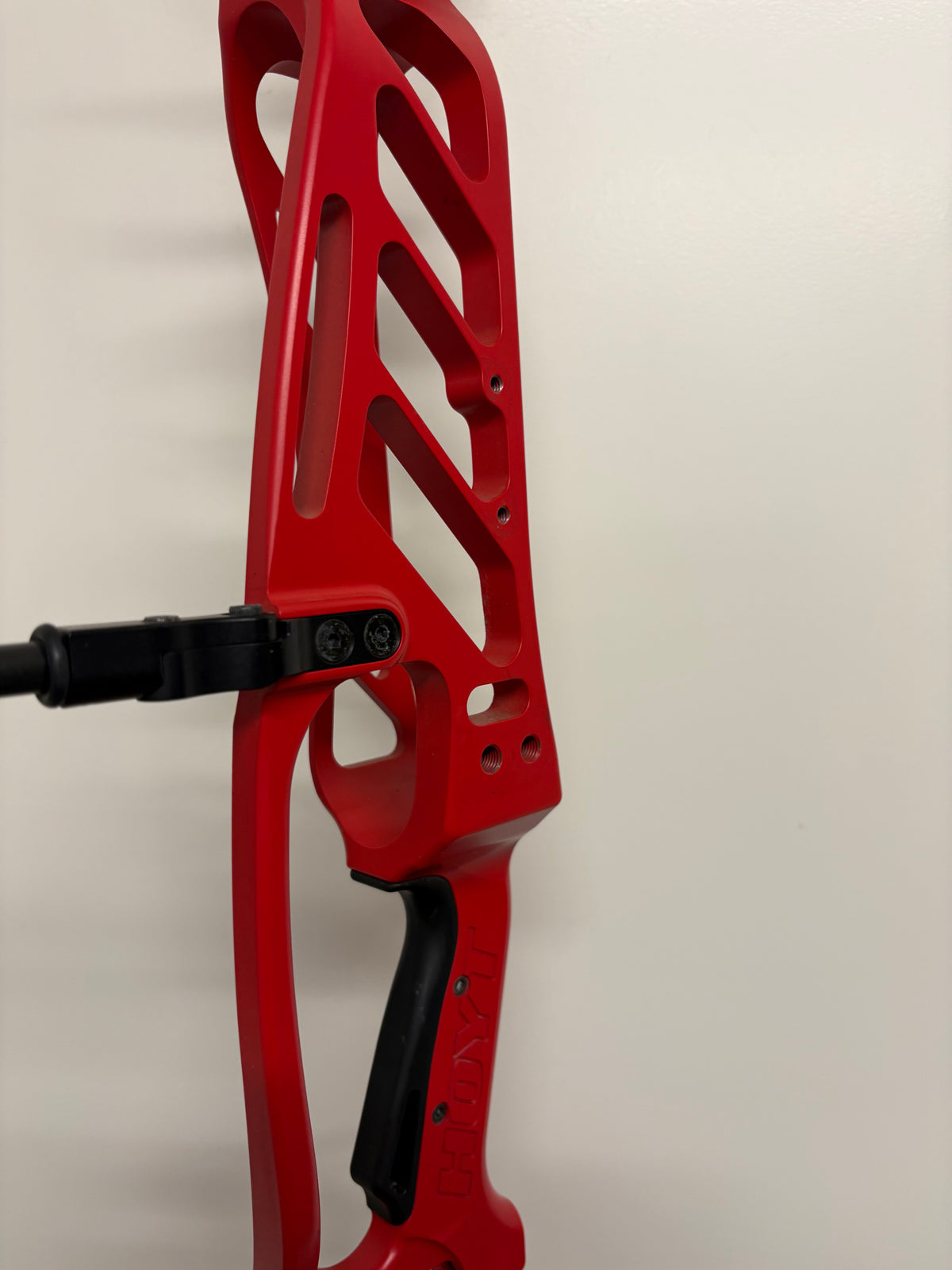 Hoyt Invicta 40 Compound Bow RH Red SVX #3 50-60 lbs - Used (#1.1)