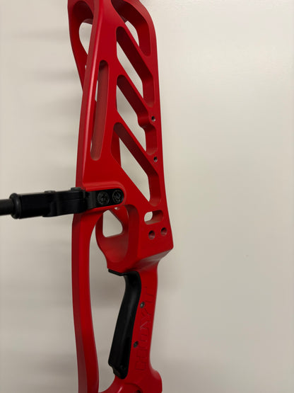 Hoyt Invicta 40 Compound Bow RH Red SVX #3 50-60 lbs - Used (#1.1)