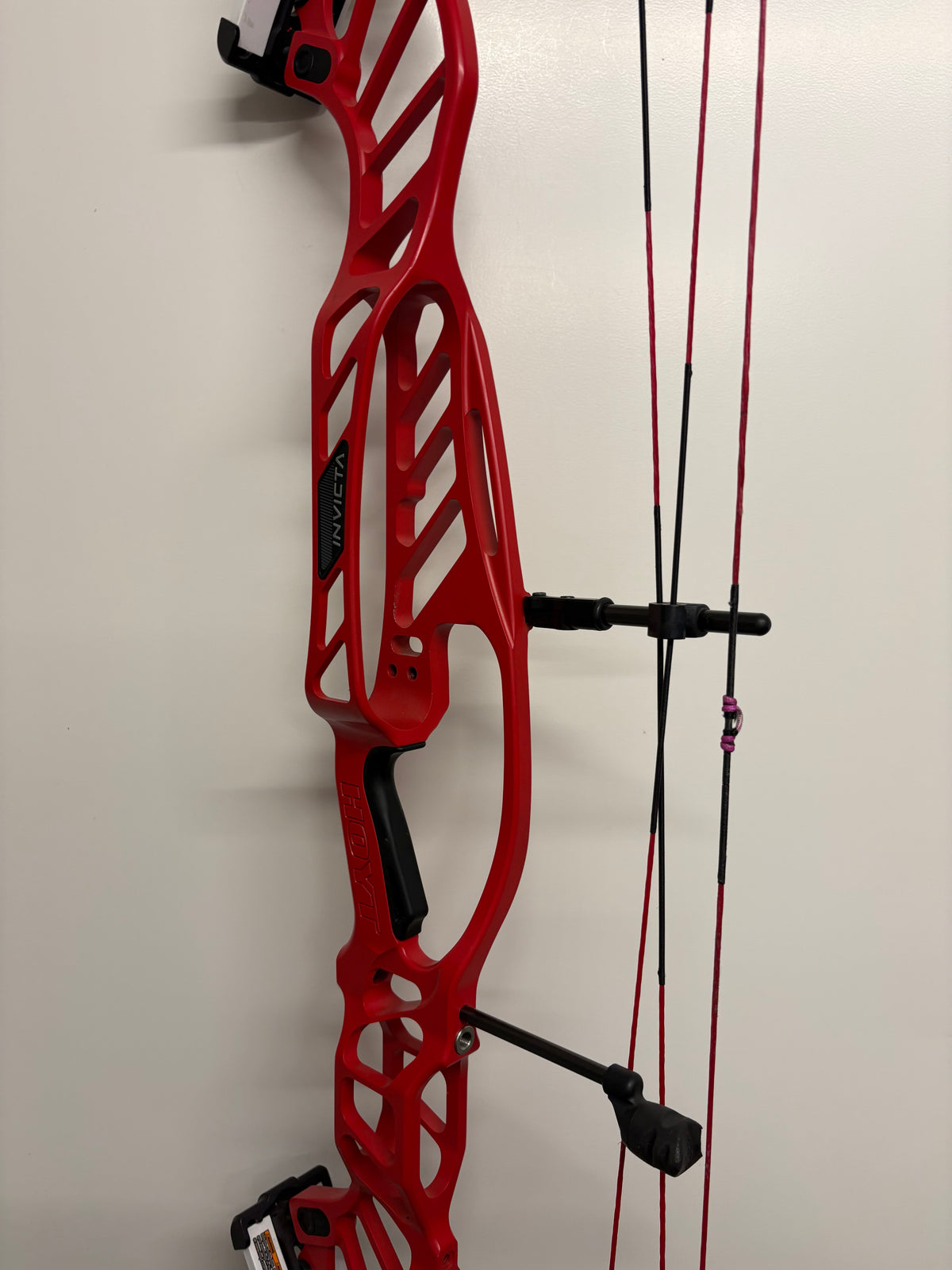 Hoyt Invicta 40 Compound Bow RH Red SVX #3 50-60 lbs - Used (#1.1)
