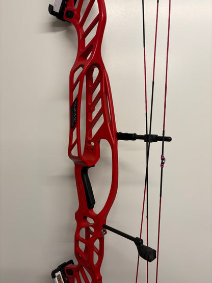 Hoyt Invicta 40 Compound Bow RH Red SVX #3 50-60 lbs - Used (#1.1)