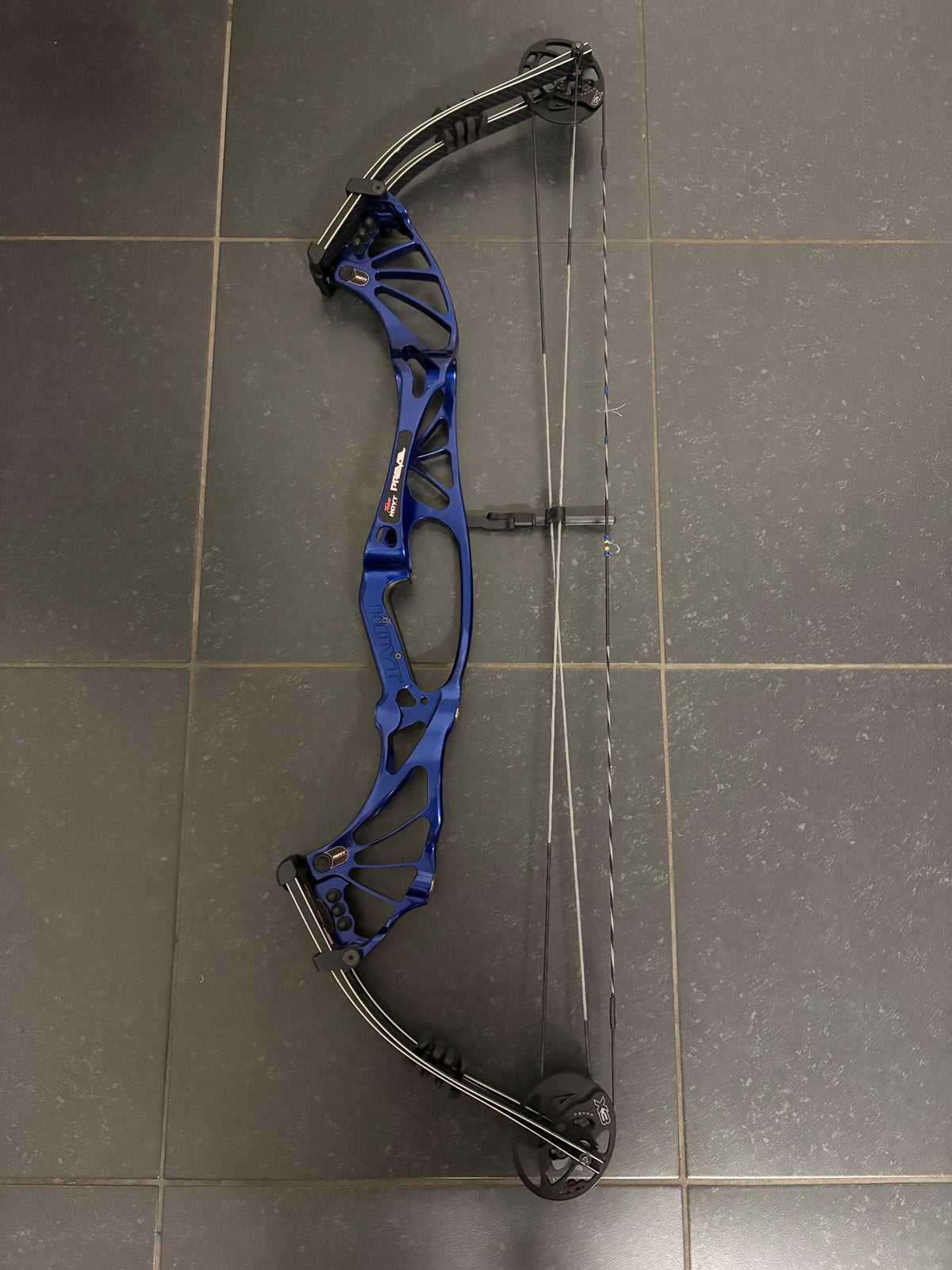 Hoyt Invicta 40 Compound Bow RH Cobalt Blue X3 #2 50-60 lbs - Used