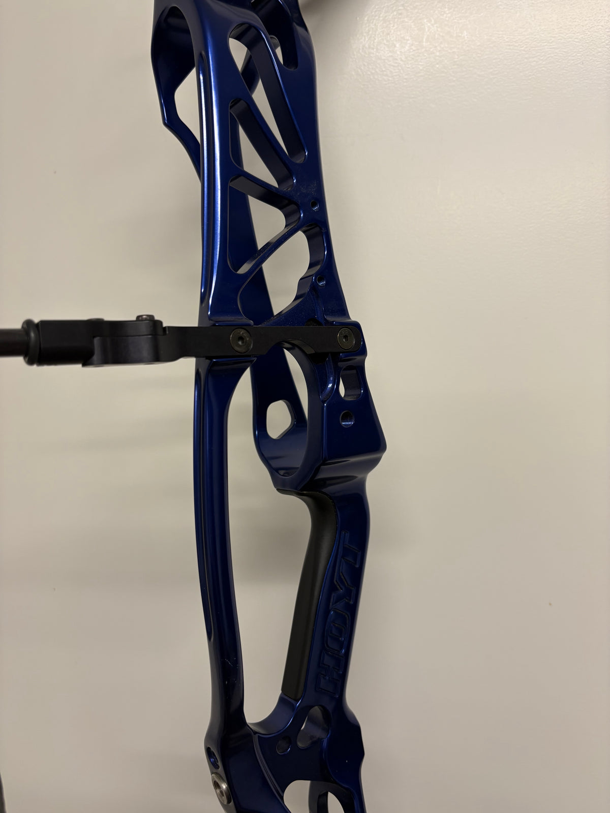 Hoyt Invicta 40 Compound Bow RH Cobalt Blue X3 #2 50-60 lbs - Used