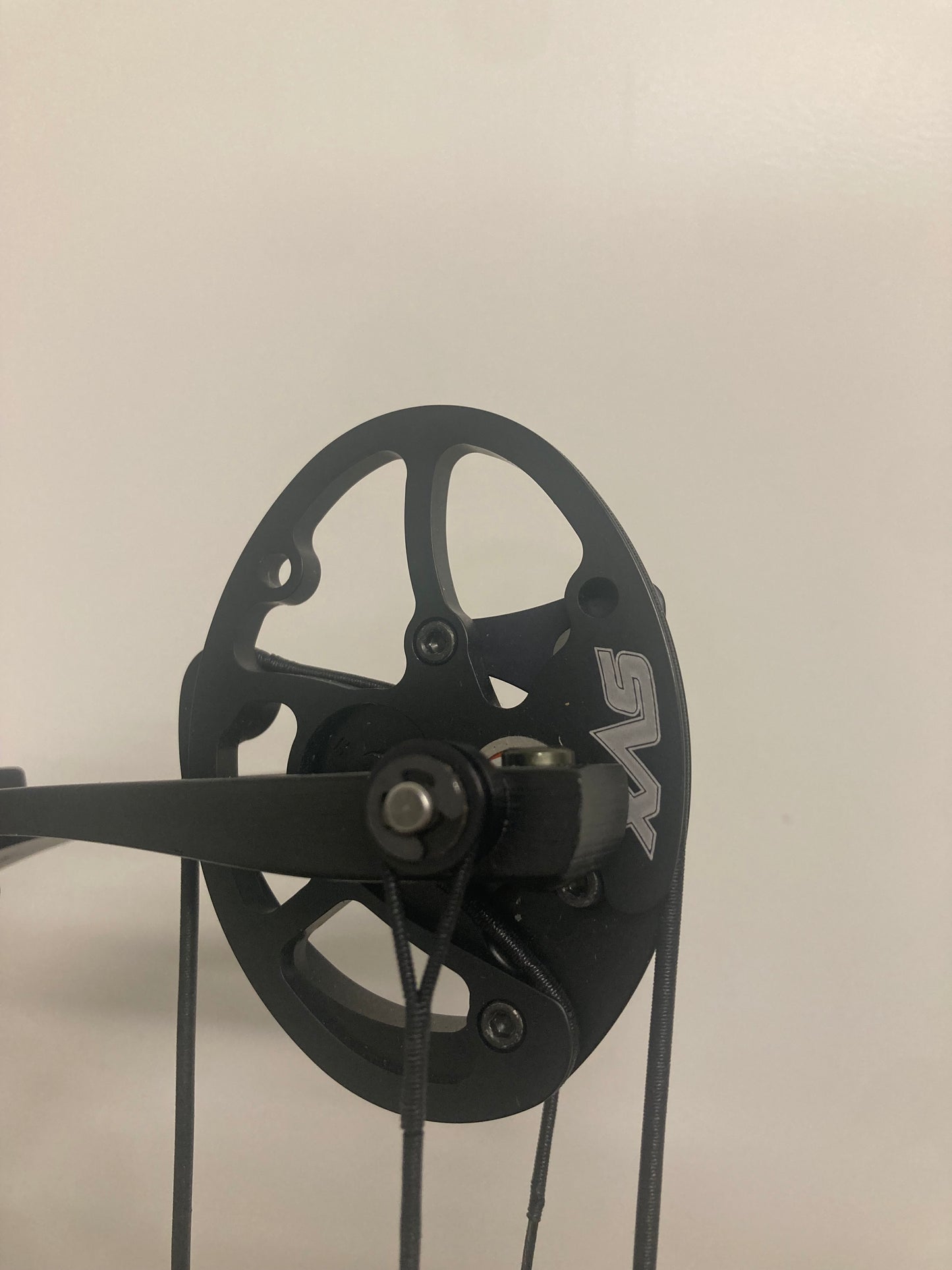 Hoyt Invicta 37 Compound Bow RH Slate SVX #2 50-60 lbs - Used (#1.1)