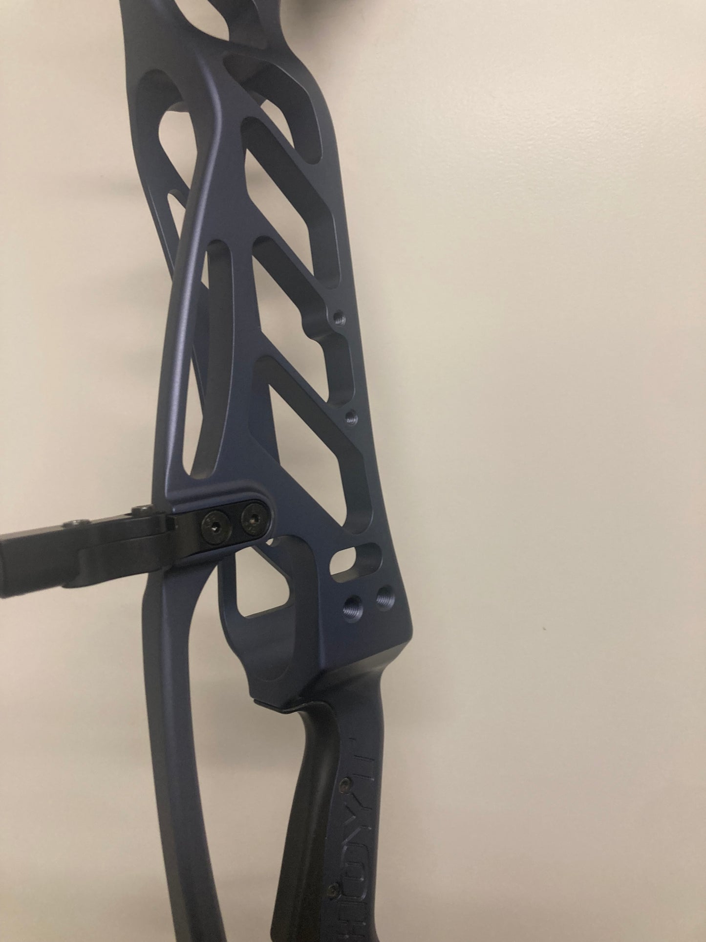 Hoyt Invicta 37 Compound Bow RH Slate SVX #2 50-60 lbs - Used (#1.1)