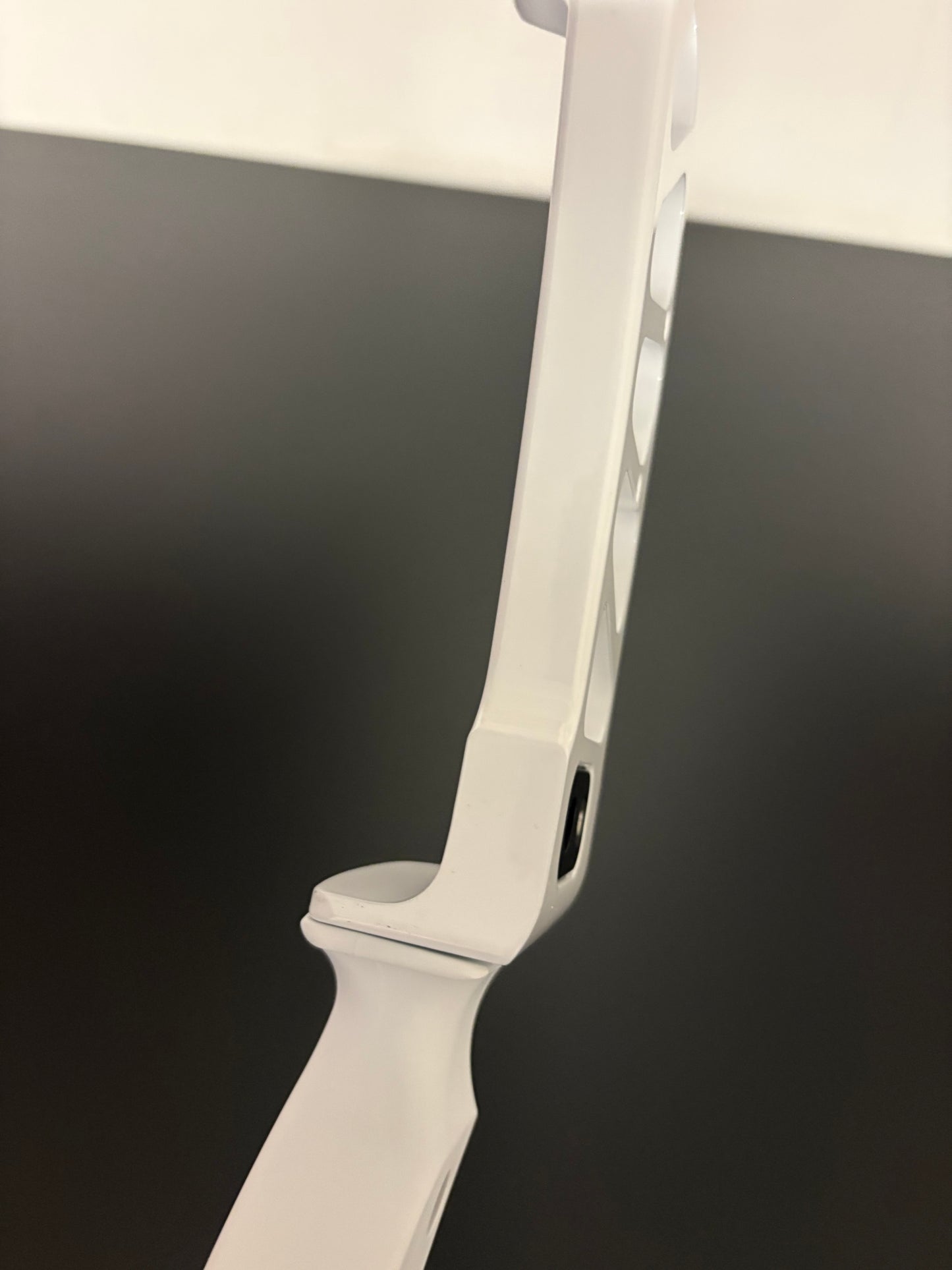 Hoyt Riser Formula SR RH Polar White 25'' - Show Model