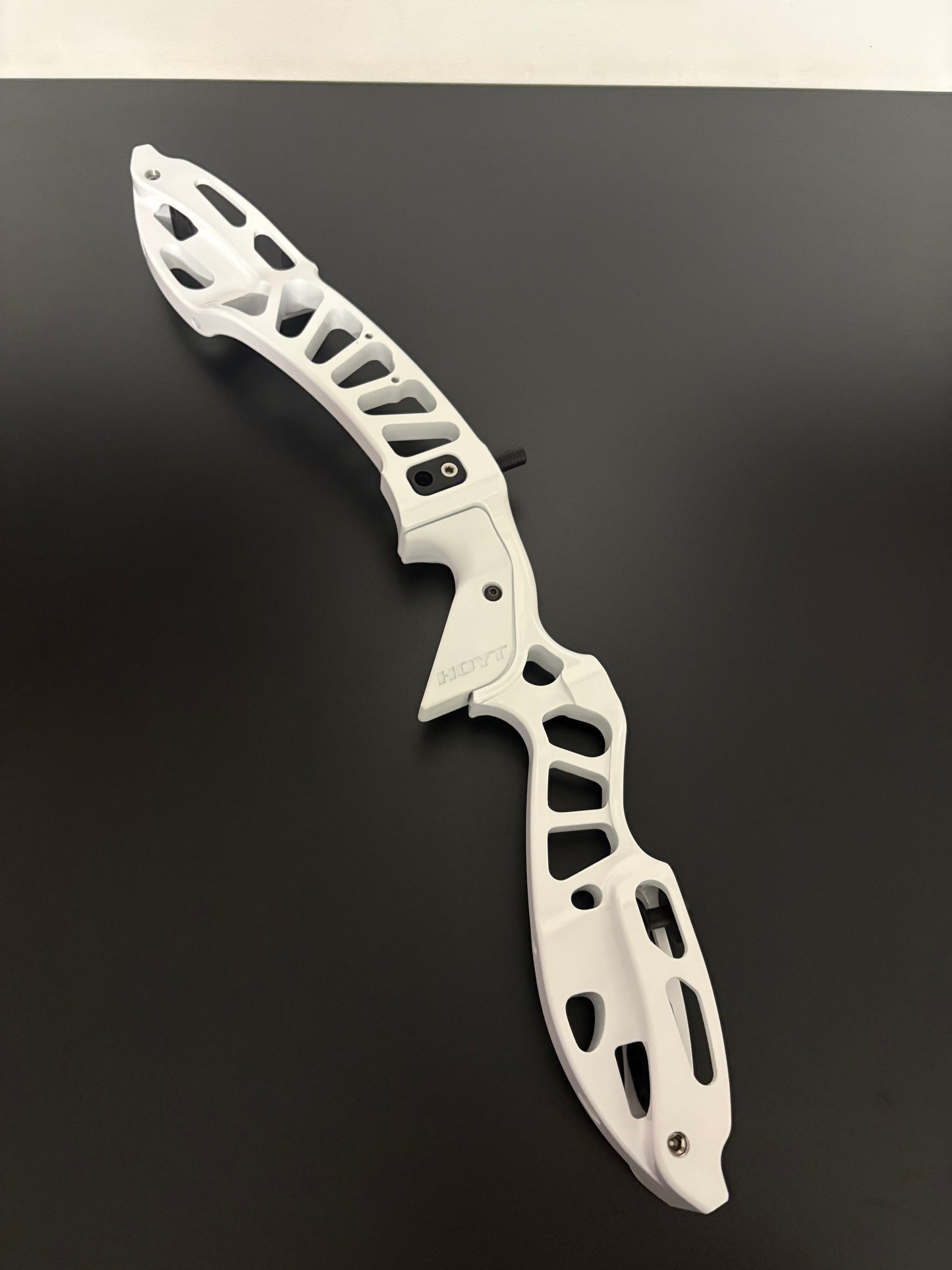 Hoyt Riser Formula SR RH Polar White 25'' - Show Model