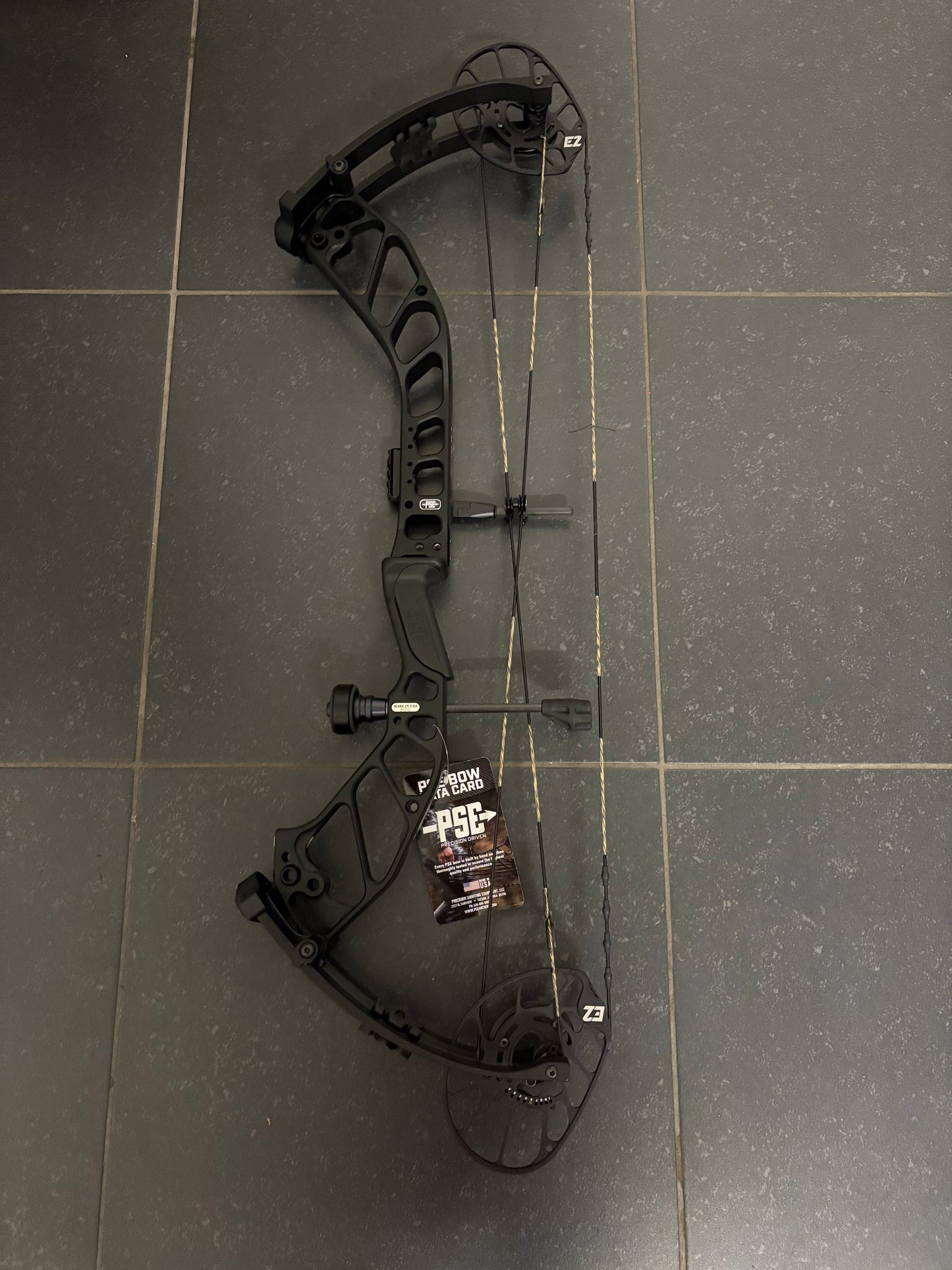 PSE Omen E2 Compound Bow RH Black 60-70 lbs - Show Model