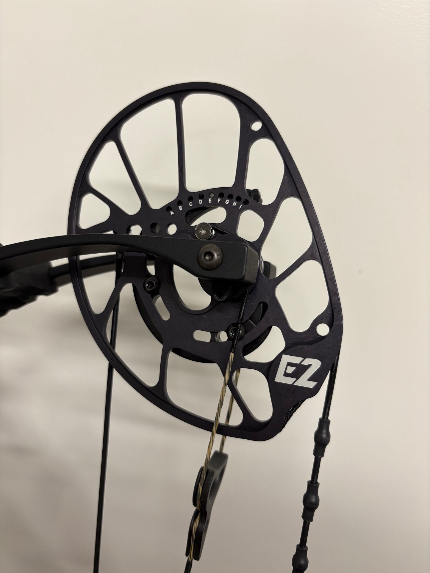 PSE Omen E2 Compound Bow RH Black 60-70 lbs - Show Model