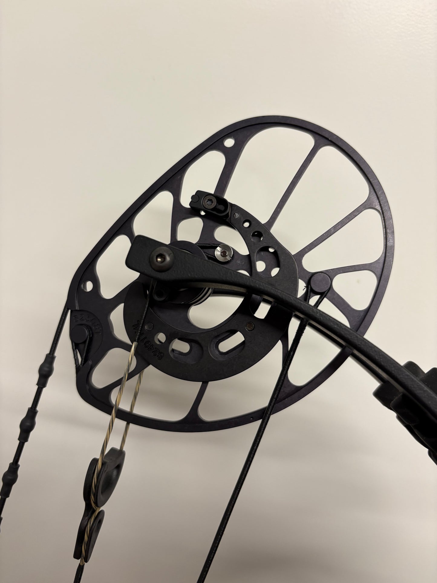 PSE Omen E2 Compound Bow RH Black 60-70 lbs - Show Model