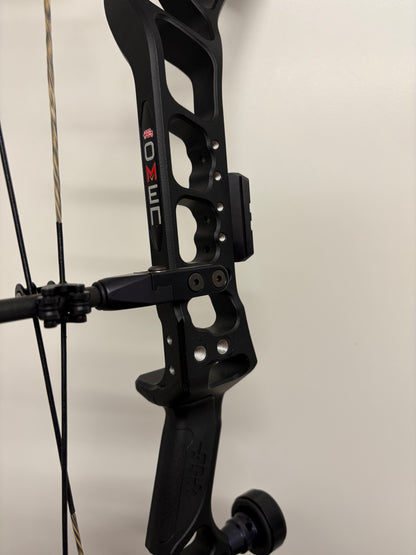 PSE Omen E2 Compound Bow RH Black 60-70 lbs - Show Model