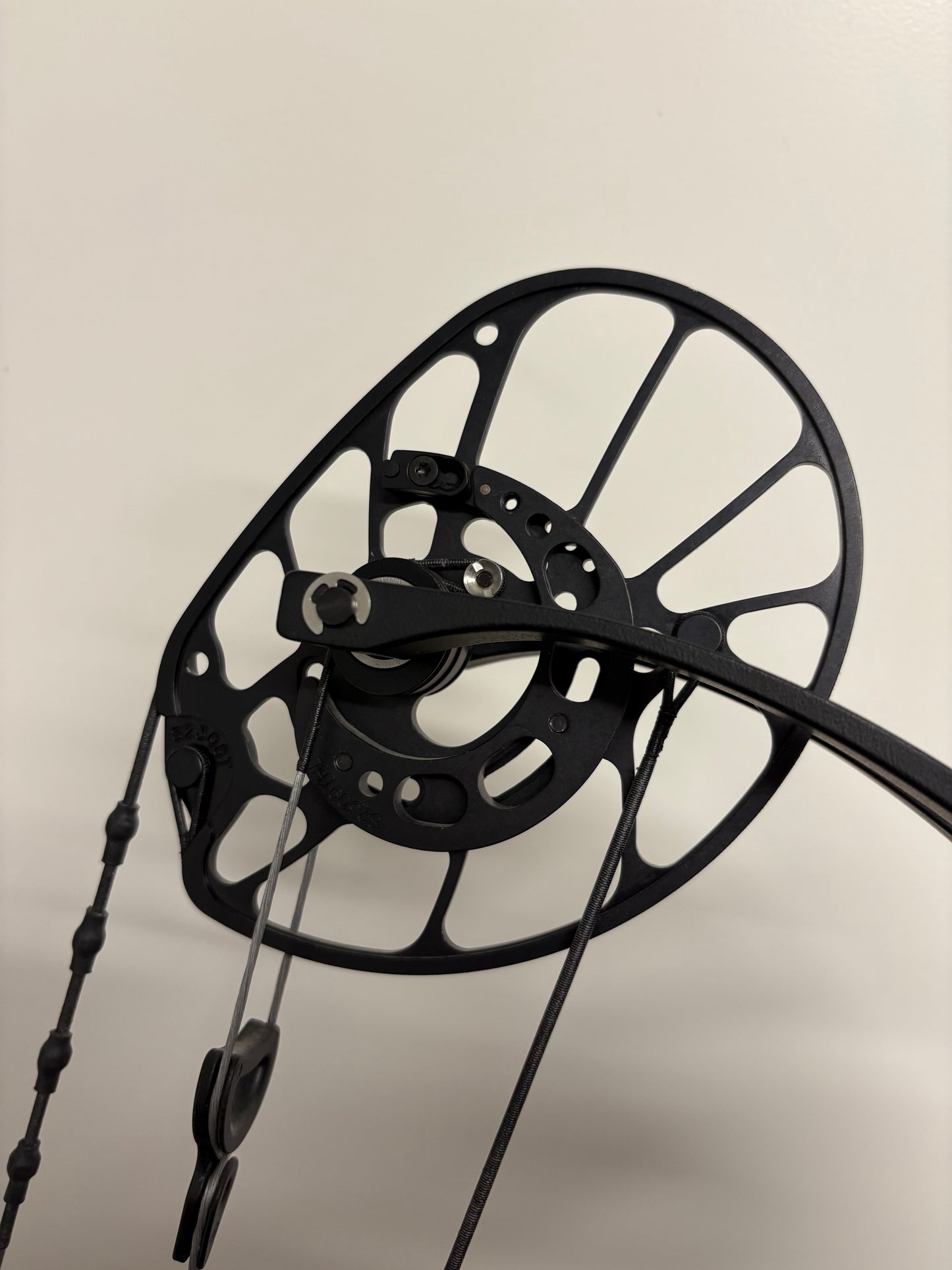 PSE Levitate E2 Compound Bow RH Black 50-60 lbs - Show Model