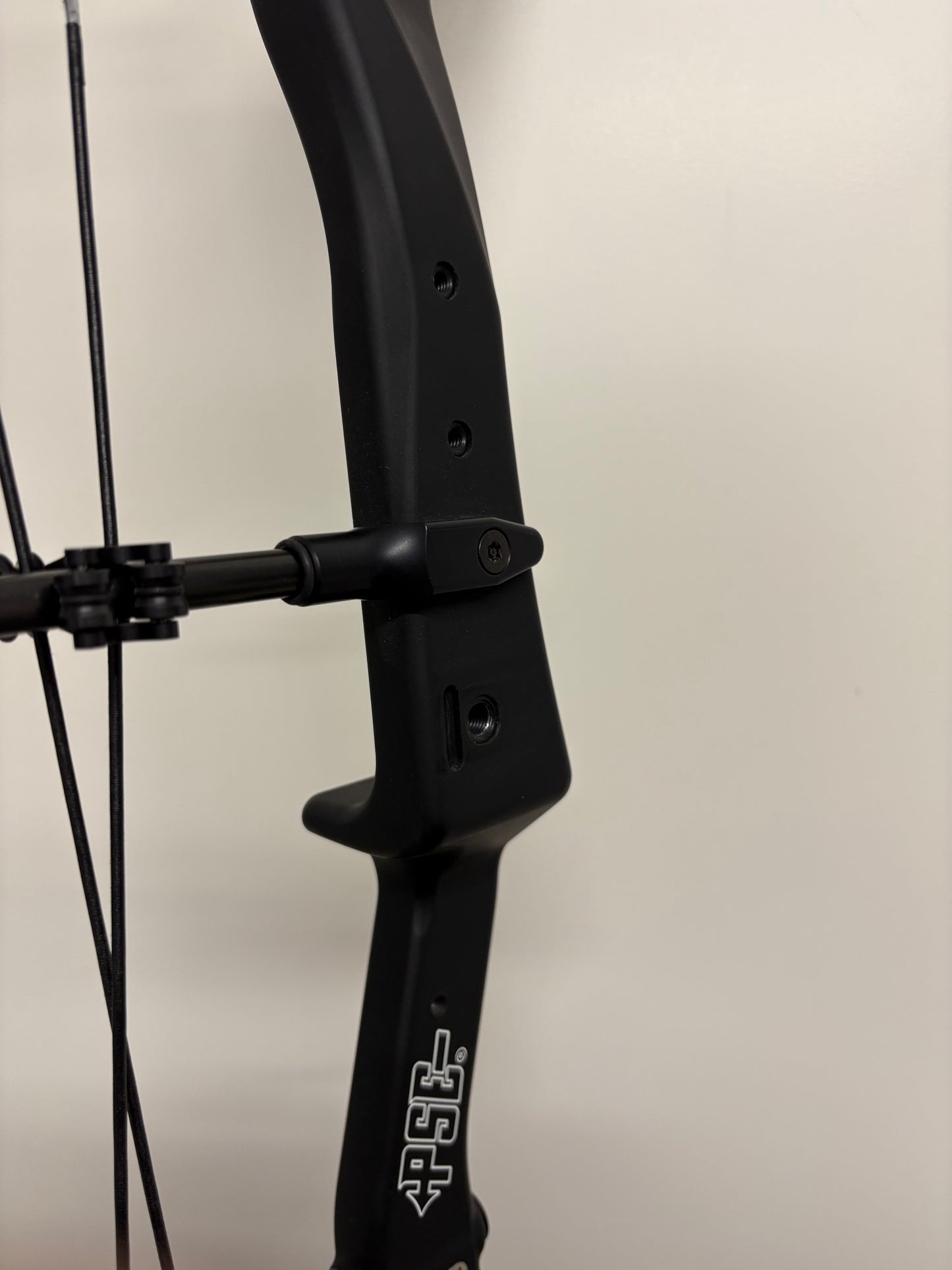 PSE Levitate E2 Compound Bow RH Black 50-60 lbs - Show Model