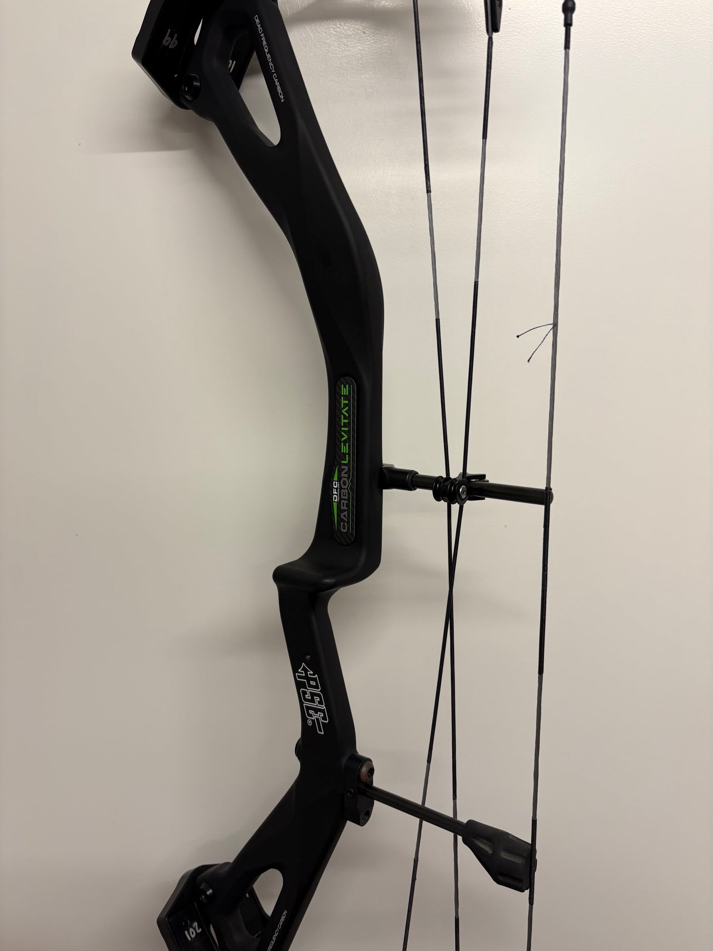 PSE Levitate E2 Compound Bow RH Black 50-60 lbs - Show Model